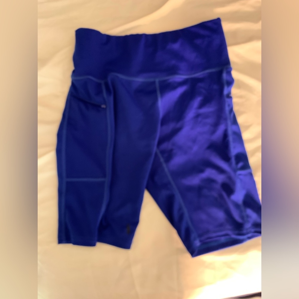 biker shorts with pocket. mid leg length